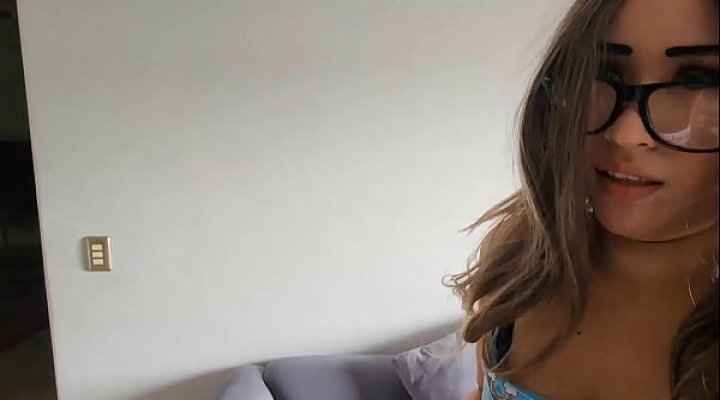 Caliente Shobrina Encuentra Su Ropa Interior En El Sofa Por Pervertido Tio - Convencida Para Coger Le Perforan Su Coño Y Tienen Un Creampie Largo En El Culo Grande