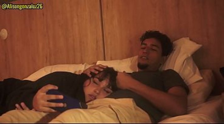 Mi Hermanastro Se Acuesta Conmigo Y Pone Su Pene Accidentalmente Dentro De Mi Boca Y Casi Nos Atrapan