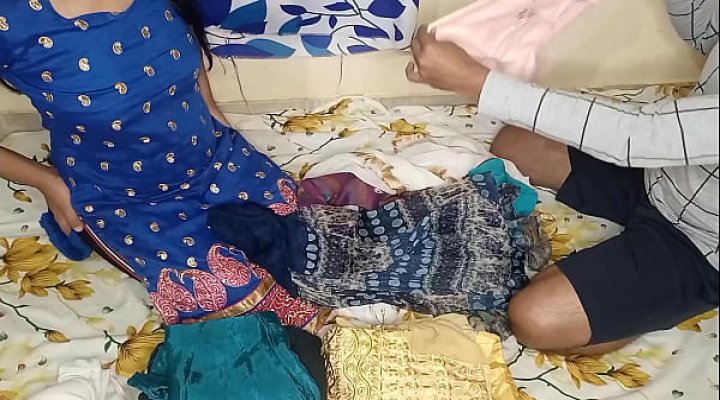 सौतेली बहन को ड्रेस फोल्डिंग करने के लिए हेल्प करके उसको चूत चुदाई किया